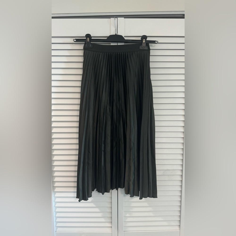 H&M PLEATED SKIRT